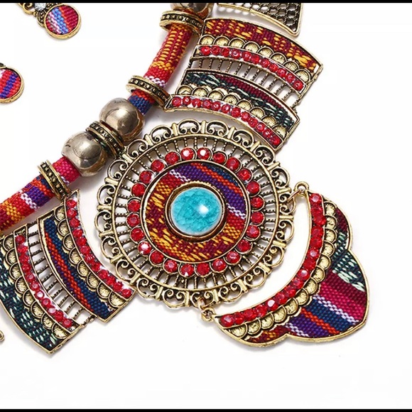 BEAUTIFUL NECKLACE AND EARRING SET - Picture 3 of 3